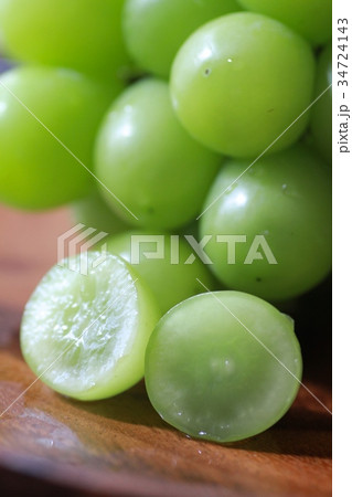 半分にカットした新鮮な広島県産のシャインマスカット 34724143