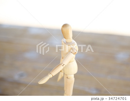 左向きの木製の人の模型 34724701