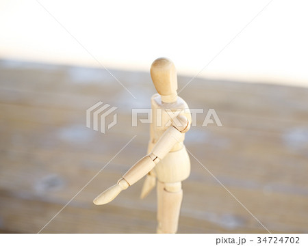 左向きの木製の人の模型 34724702