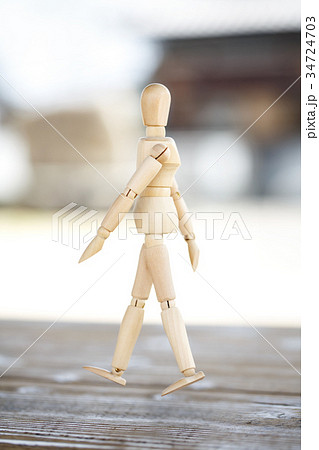 左向きの木製の人の模型 34724703