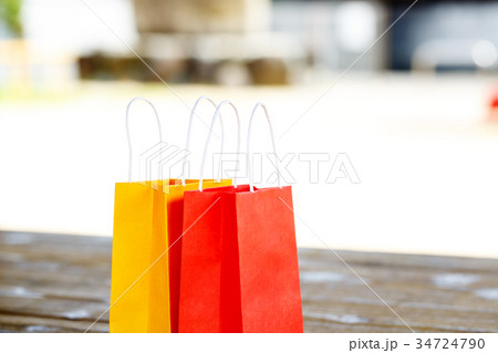 テーブルの上の２つの紙袋 34724790