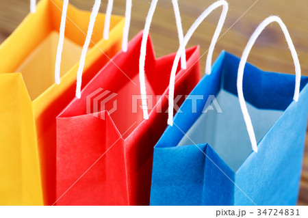 テーブルの上の3色の紙袋 34724831