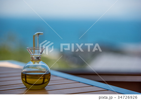 小豆島 オリーブ園のレストラン テーブルの上のオリーブオイルさし 小豆島 オリーブ園のレストラン テーブルの上のオリーブオイルさし 34726926