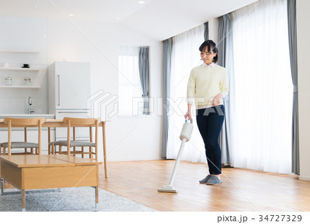 若い女性(掃除機) 若い女性(掃除機) 34727329