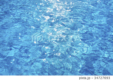 プールの水面の写真素材