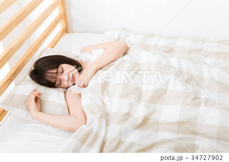 ベッドで眠る若い女性 ベッドで眠る若い女性 34727902