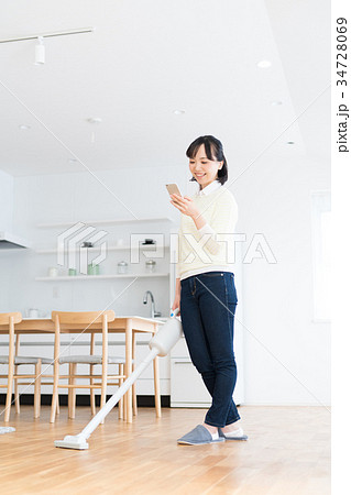 若い女性(掃除ースマホ) 若い女性(掃除ースマホ) 34728069