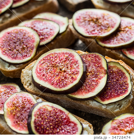 Sandwich with figs and goat cheese Sandwich with figs and goat cheese 34728474