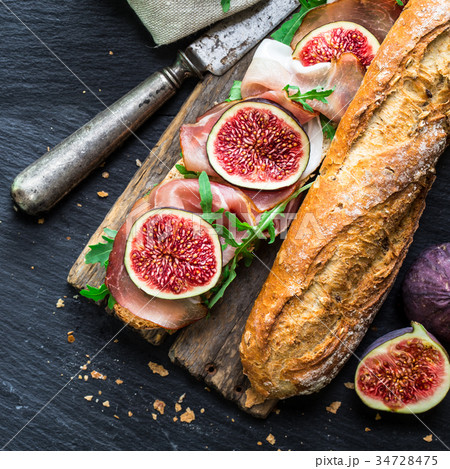 Sandwich with figs and prosciutto Sandwich with figs and prosciutto 34728475