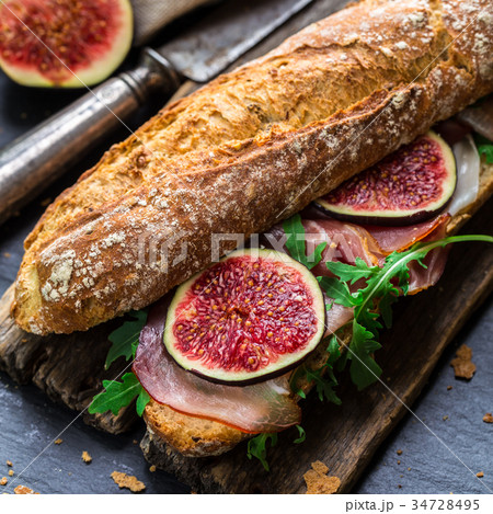 Sandwich with figs and prosciutto 34728495