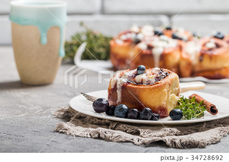 Cinnamon buns with lemon, blueberry and thyme Cinnamon buns with lemon, blueberry and thyme 34728692