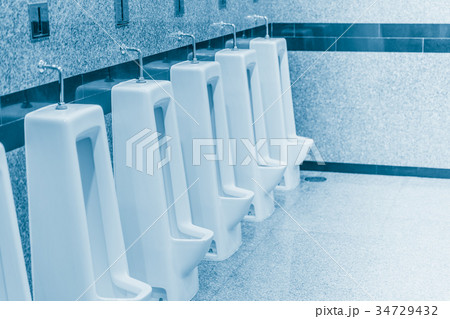 Clean urine in the men bathroom 34729432