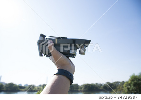 手の上に乗せた小型ドローン 手の上に乗せた小型ドローン 34729587