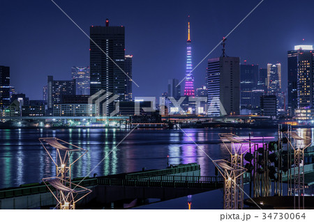 ライトアップされた東京タワーと高層ビル群 ライトアップされた東京タワーと高層ビル群 34730064