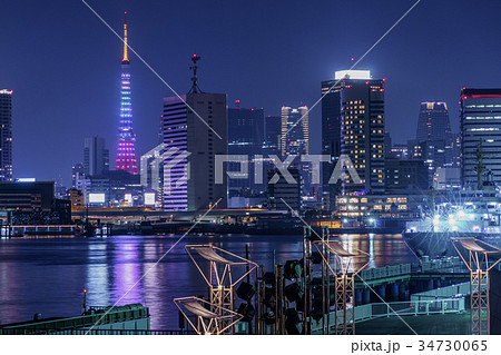 ライトアップされた東京タワーと高層ビル群 34730065