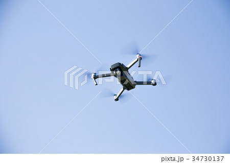 空を飛ぶドローン 空を飛ぶドローン 34730137