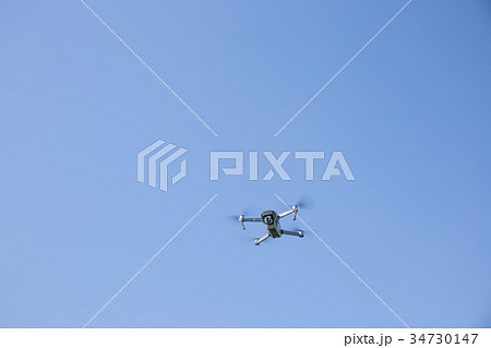 空を飛ぶドローン 34730147