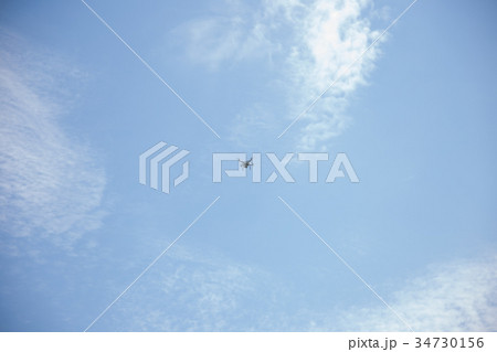 空を飛ぶドローン 34730156