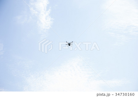 空を飛ぶドローン 34730160