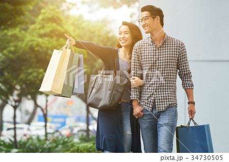 Shopping couple Shopping couple 34730505