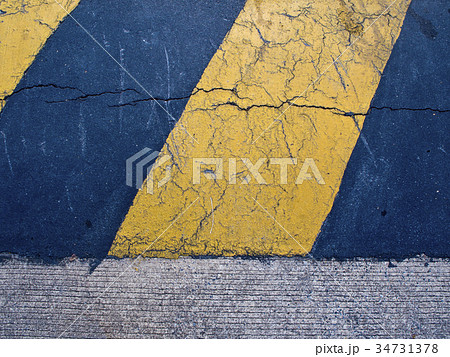 Yellow and black strip on Speed hump 34731378