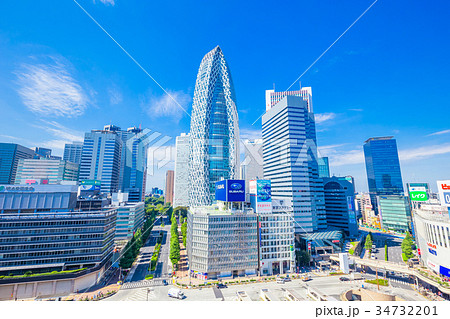 東京　新宿駅　西口駅前の風景 34732201