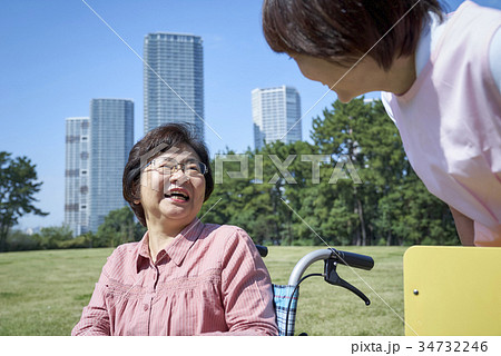 楽しくおしゃべりするシニアとヘルパーさん 34732246