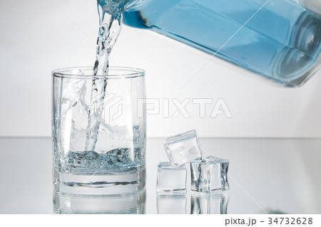 Decanter filling in glass of water splash Decanter filling in glass of water splash 34732628