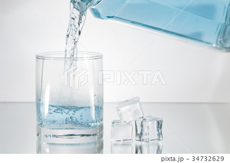 Decanter filling in glass of water splash Decanter filling in glass of water splash 34732629