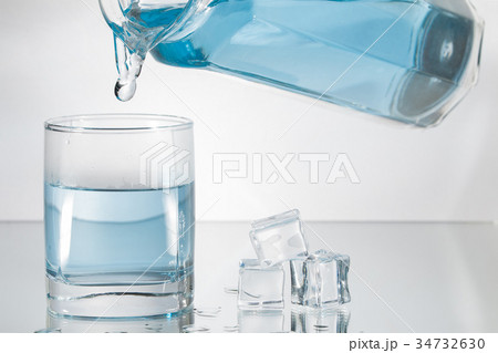 Decanter filling in glass of water splash 34732630