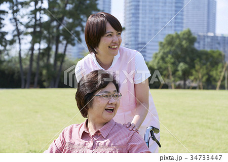 楽しくおしゃべりするシニアとヘルパーさん 楽しくおしゃべりするシニアとヘルパーさん 34733447