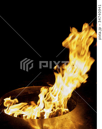 七輪から激しく燃え上がる火、縦構図 七輪から激しく燃え上がる火、縦構図 34740941