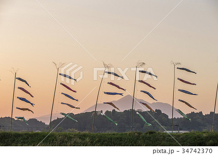 霧島連山と鯉のぼり 34742370