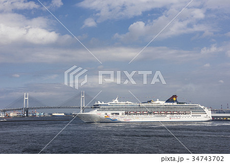 山下埠頭に後進着岸準備するスーパースターヴァーゴ 34743702