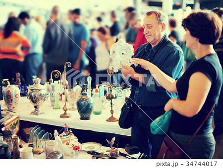 Elderly family study the range of flea market 34744017