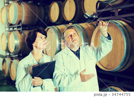 Expert and maker estimate wine 34744755
