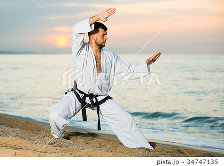 Adult male is training the Kokutsu-dachi stance 34747135