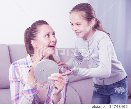 Young mom using lipstik for walking 34748466