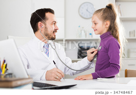 Male doctor and little girl Male doctor and little girl 34748467