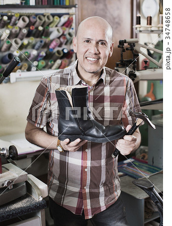 Professional efficient shoemaker heeling footwear on machine Professional efficient shoemaker heeling footwear on machine 34748658