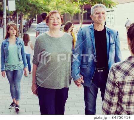 Elderly married couple 34750413