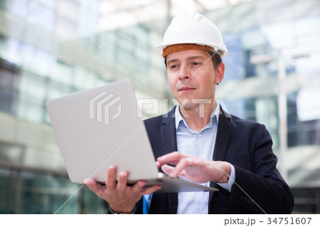 Cheerful male talking about work at the laptop 34751607