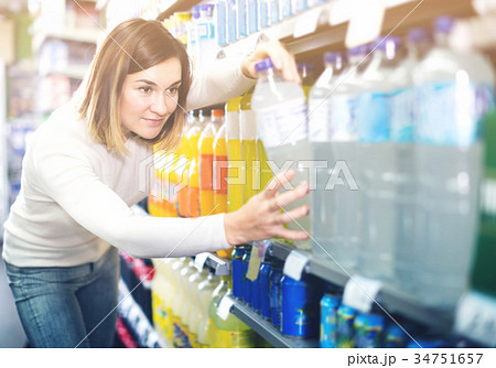 Girl customer looking for refreshing beverages Girl customer looking for refreshing beverages 34751657