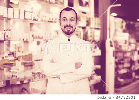 Male pharmacist demonstrating assortment of drugs 34752501