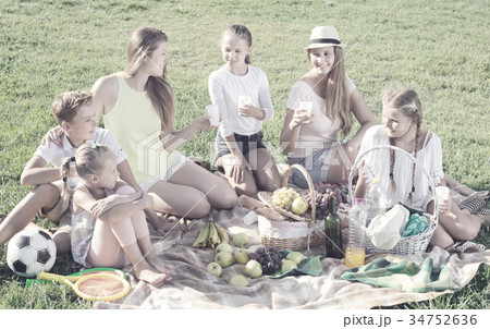 Portrait of young women with children on picnic 34752636
