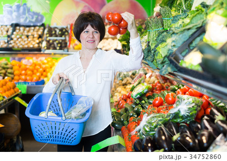 Mature woman buying fresh tomatoes 34752860