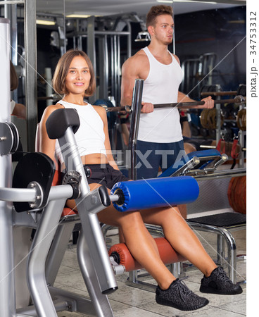 Woman training quadriceps muscles 34753312
