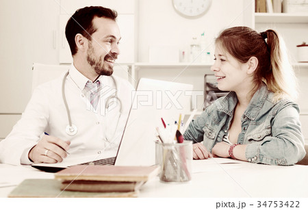 Doctor and girl with sore throat Doctor and girl with sore throat 34753422