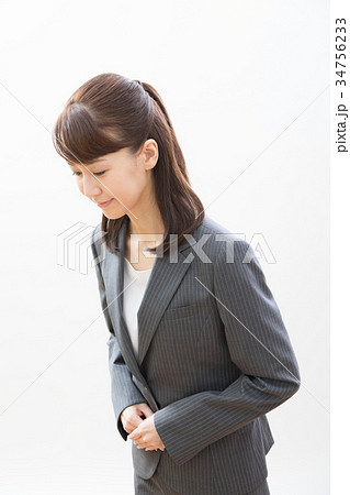 ビジネスウーマン　お辞儀　 34756233
