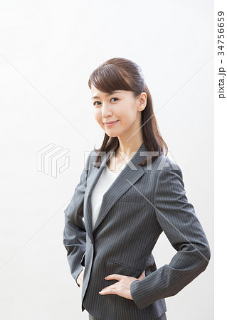 ビジネスウーマン　腰　手 34756659
